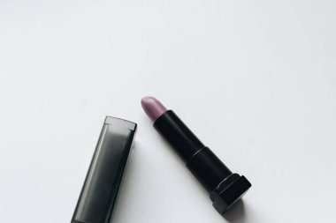 Beyaz arkaplanda kırmızı ruj