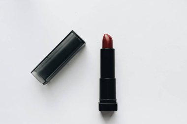 Beyaz arkaplanda kırmızı ruj