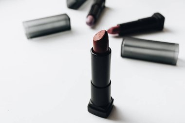 beyaz arka planda ruj koleksiyonu