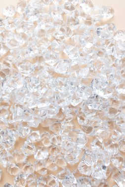 Işık arka planında dağınık kristaller, güzel mücevherler.