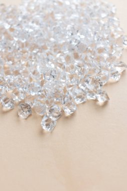 Işık arka planında dağınık kristaller, güzel mücevherler.