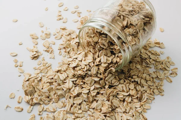 Frasco Con Copos Avena Crudos Sobre Fondo Blanco — Foto de Stock