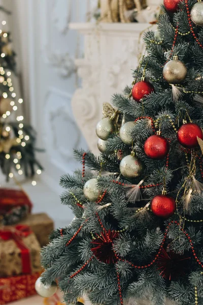Kırmızı ve beyaz toplarla süslenmiş Noel ağacı
