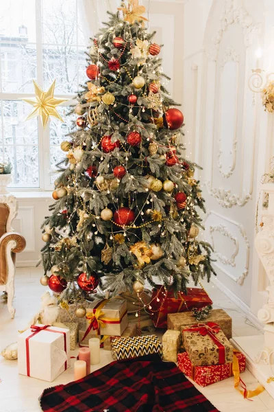 Noel ağacının altında sarılmış hediyeler