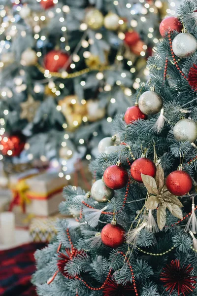 Arbre Noël Décoré Boules Rouges Blanches — Photo