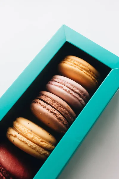 Boîte Avec Délicieux Macarons Lumineux Dessert Sucré — Photo