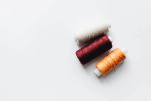 明るい縫製糸の背景クローズアップ — ストック写真