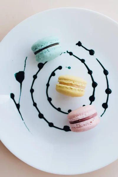 Composición Deliciosos Macarrones Sobre Fondo Blanco — Foto de Stock