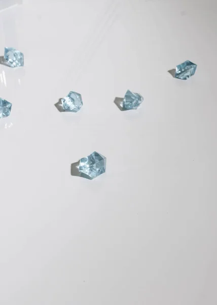 Sparsi Cristalli Blu Sfondo Bianco Belle Gemme — Foto Stock