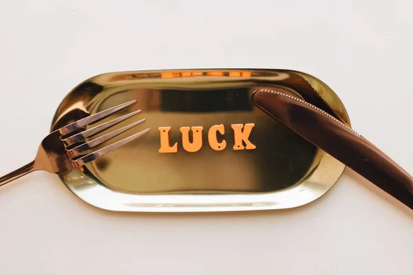 Letras Madera Coloridas Bandeja Metal Con Tenedor Cuchillo Letras Luck — Foto de Stock