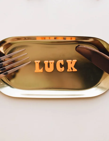 Letras Madera Coloridas Bandeja Metal Con Tenedor Cuchillo Letras Luck — Foto de Stock