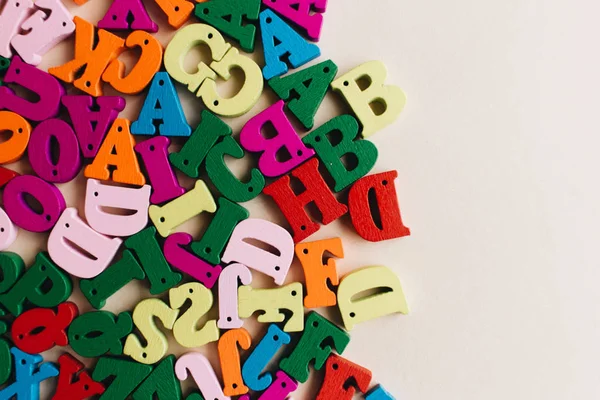 Letras Madera Dispersas Pequeñas Coloridas — Foto de Stock