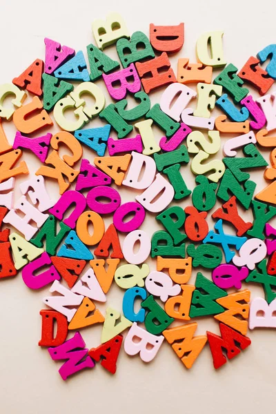 Letras Madera Dispersas Pequeñas Coloridas — Foto de Stock