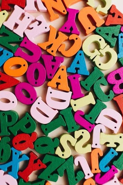 Letras Madera Dispersas Pequeñas Coloridas — Foto de Stock