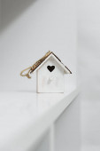 aranyos kis dekoratív birdhouse fehér háttér előtt