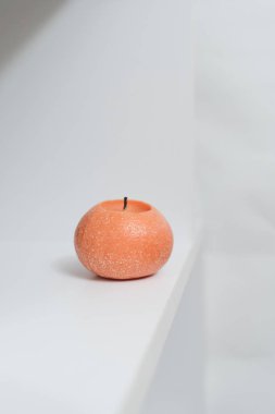 Beyaz iç kısımda turuncu yuvarlak mum. 