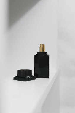 Beyaz arka planda bir şişe parfüm.