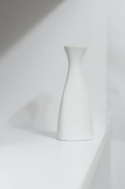 Duvardaki beyaz vazo