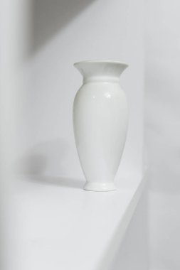 Duvardaki beyaz vazo