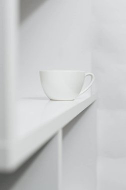 Kahve fincanı masanın üstünde.