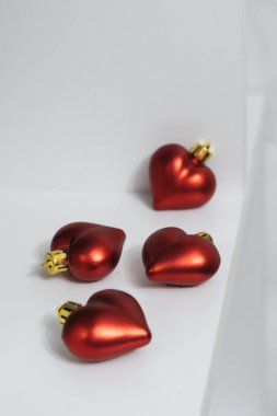 Beyaz arka planda Kırmızı Noel Baloları