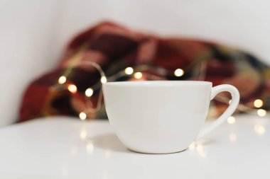 Kahve fincanı masanın üstünde.