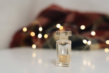 Arkaplanda altın bokeh ışıkları olan bir şişe parfüm. 
