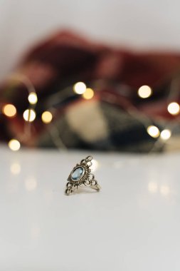 Bokeh ışıkları arkaplanındaki mücevherler