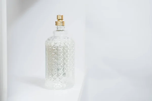 Botella Perfume Sobre Fondo Blanco — Foto de Stock