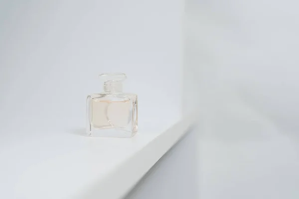 Bouteille Parfum Sur Fond Blanc — Photo