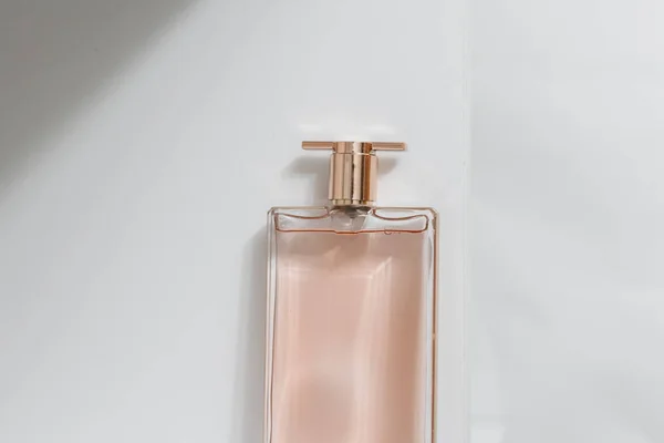 Bouteille Parfum Sur Fond Blanc — Photo