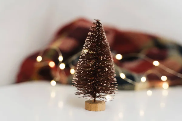 小さな木製のクリスマスツリーの装飾 — ストック写真
