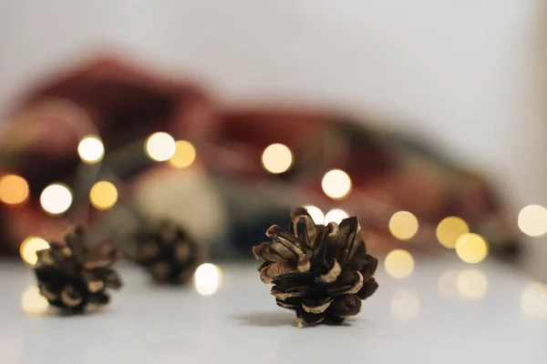 Decoraciones Navidad Mesa Conos Pino Contra Las Luces Bokeh —  Fotos de Stock
