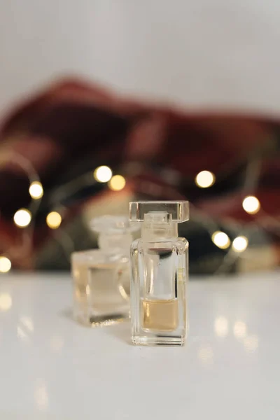 Flaschen Parfüm Auf Hintergrund Mit Goldenen Bokeh Lichtern — Stockfoto