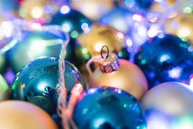 mavi ve beyaz christmas baubles