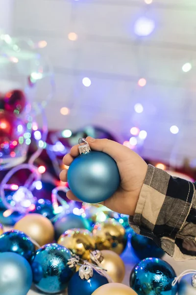 クリスマスボールを持っている小さな男の子 — ストック写真