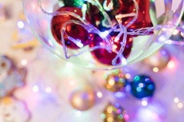 Yeni yıl süslemeleri ve elektrik çelenkleri