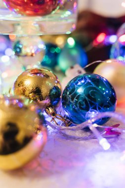 mavi ve beyaz christmas baubles