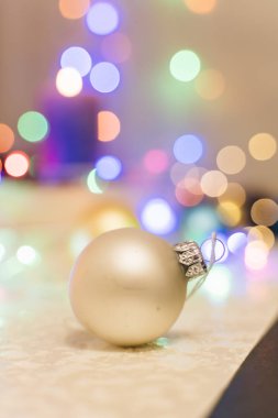 Beyaz arka planda noel topu.