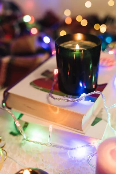 テーブルの上のカップとクリスマスの飾り — ストック写真