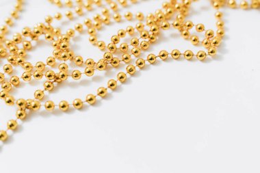 Beyaz arkaplanda altın noel süslemesi