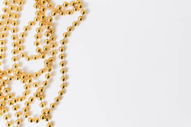 Beyaz arkaplanda altın noel süslemesi