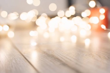 Noel ışıklarının sarı bokeh arka planı, bulanık elektrik çelengi