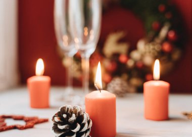 Noel süsü için masa, mumlar.