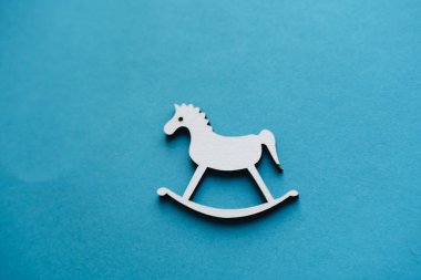 Beyaz dekor, mavi üzerine Noel süslemesi