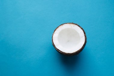 Mavi arkaplanda hindistan cevizi aç, boşluğu kopyala 