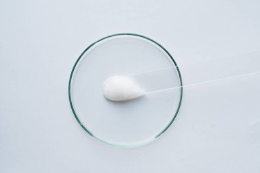 Tıbbi sorunlar, camdaki beyaz krem.