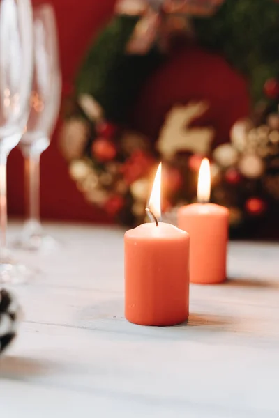クリスマスの飾りやろうそくのテーブルセッティング — ストック写真