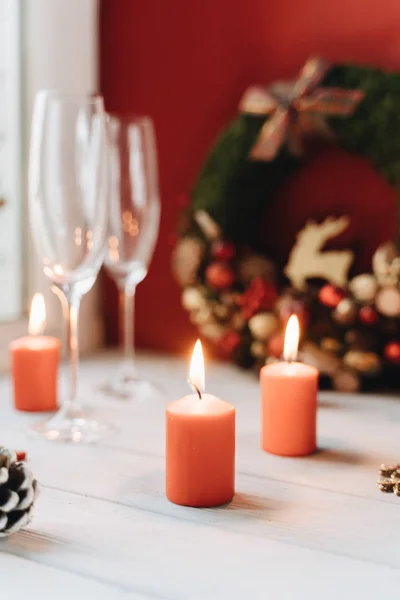 クリスマスの飾りやろうそくのテーブルセッティング — ストック写真
