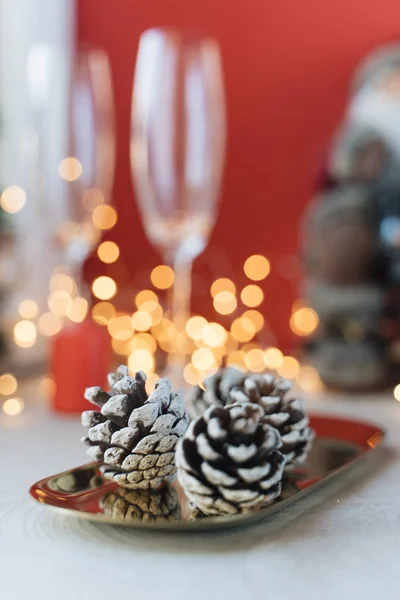 松ぼっくりと赤のボール お祝いデコレーション クリスマス リース — ストック写真